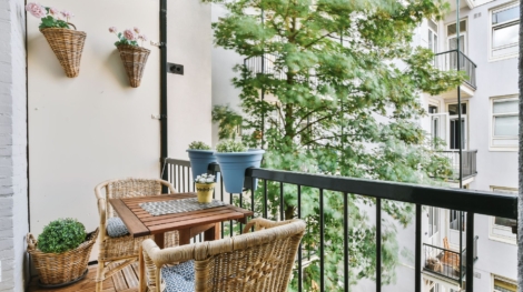 balkon z eleganckimi meblami ogrodowymi
